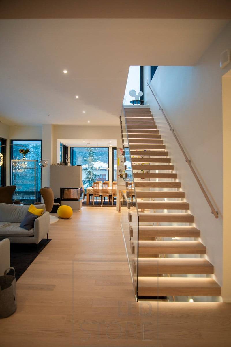 Escaleras con tiras de LED fresadas en los peldaños para acentuar el aire y la belleza de la escalera
